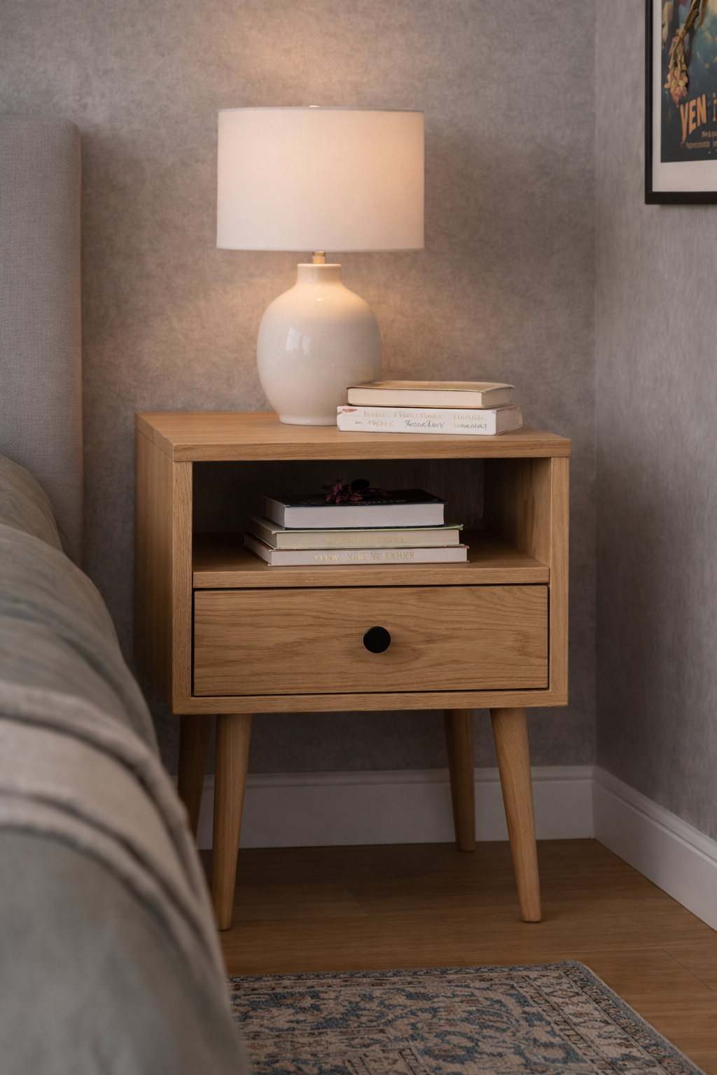 Minimalistisk natbord i egetræ LIVA i skandinavisk design