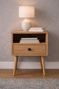 Natbord i eg LIVA i minimalistisk skandinavisk design