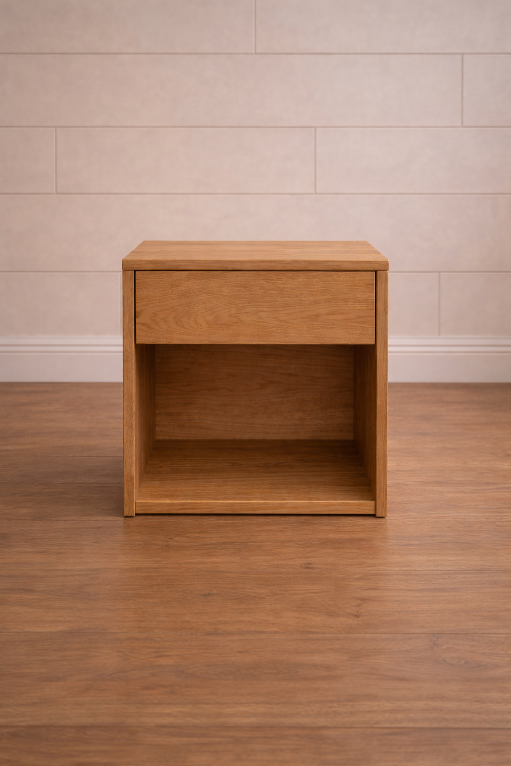 Natbord i eg NORA i minimalistisk skandinavisk design